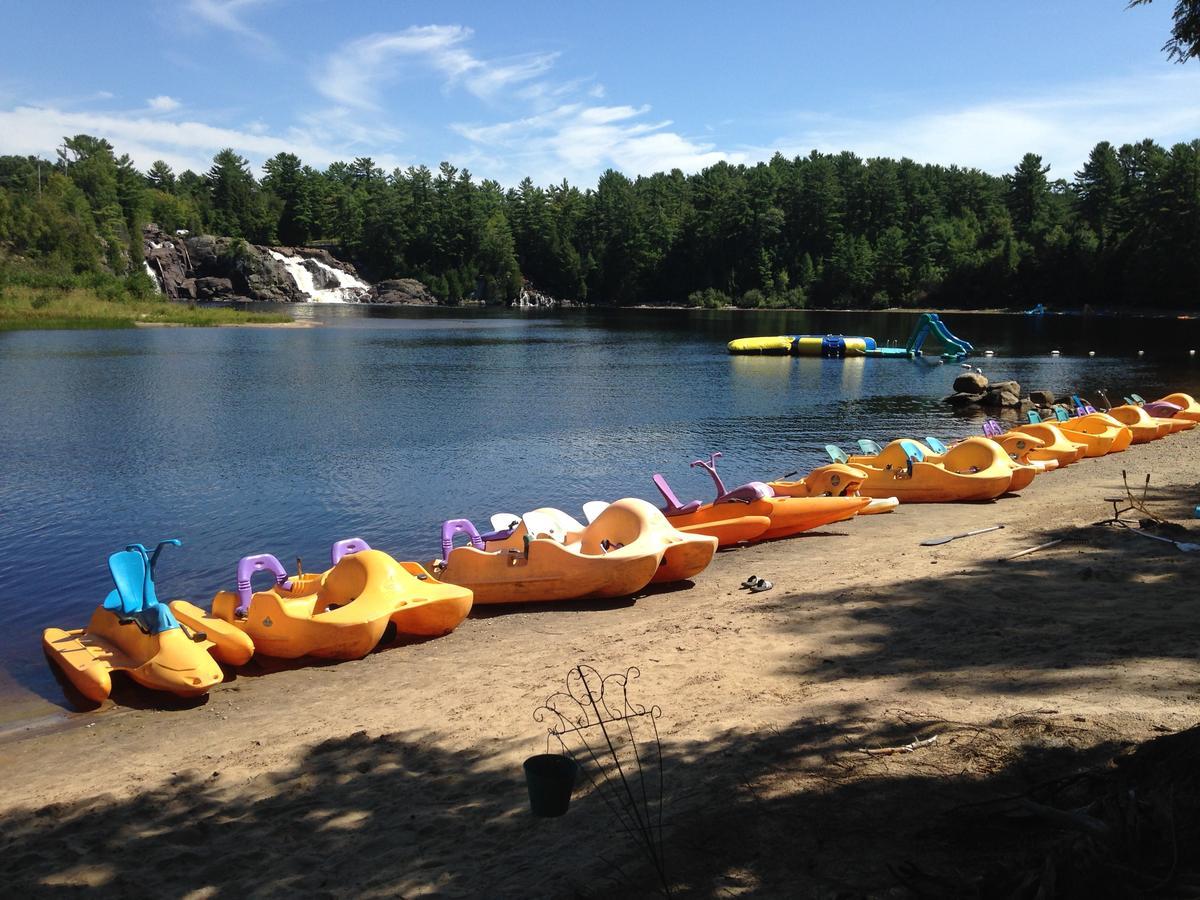 High Falls Bay Cottages, Camping & Waterpark Bracebridge Exteriör bild